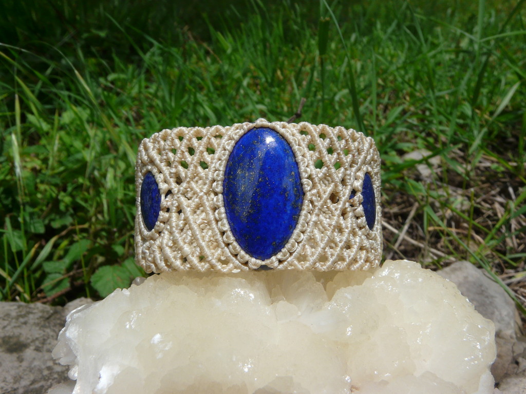 Bracciale in Macramè fatto a mano con Lapis Lazuli